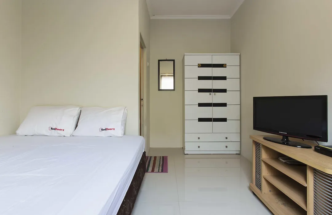 Reddoorz @ Tondano Benhill-1